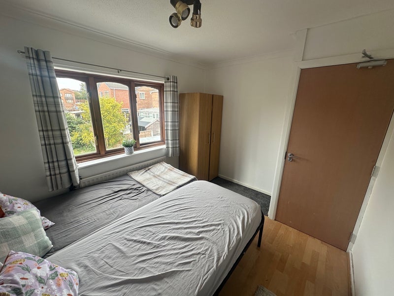 Room Glastonbury Avenue in Wakefield