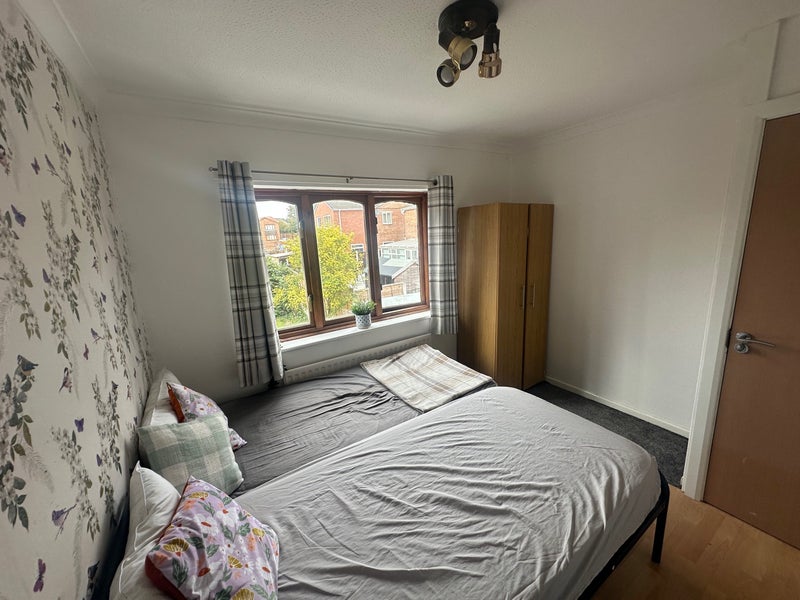 Room Glastonbury Avenue in Wakefield