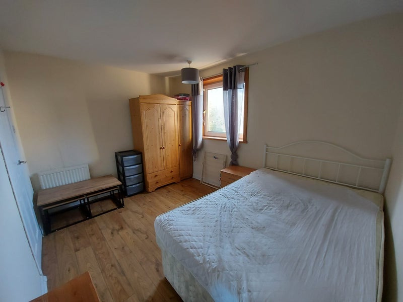 Flat Lochburn Crescent in Glasgow