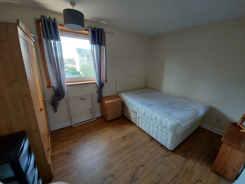 Flat Lochburn Crescent in Glasgow