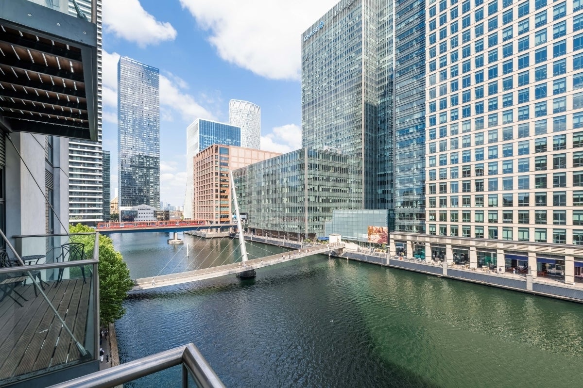 Flat South Quay Square in Greater London