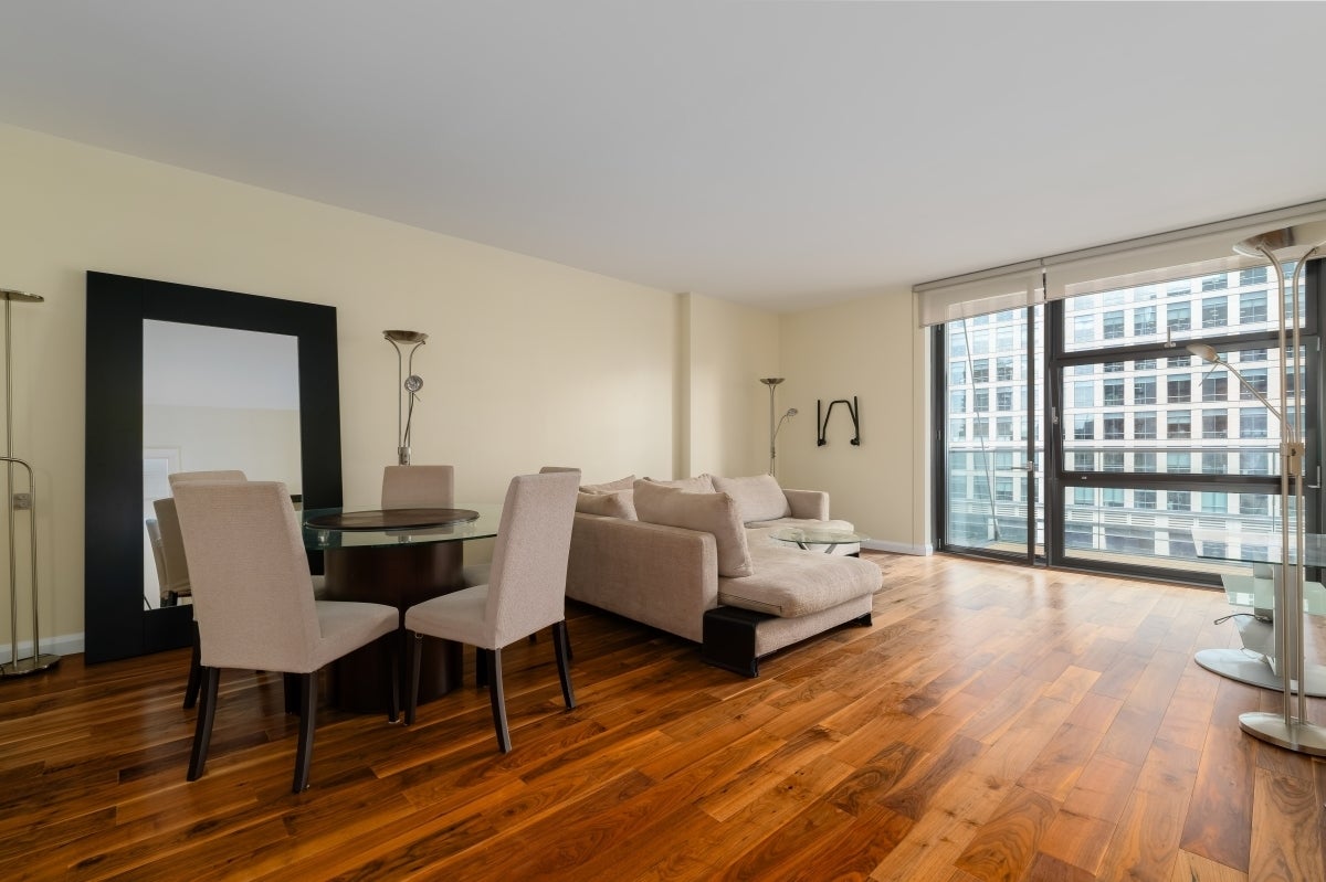 Flat South Quay Square in Greater London