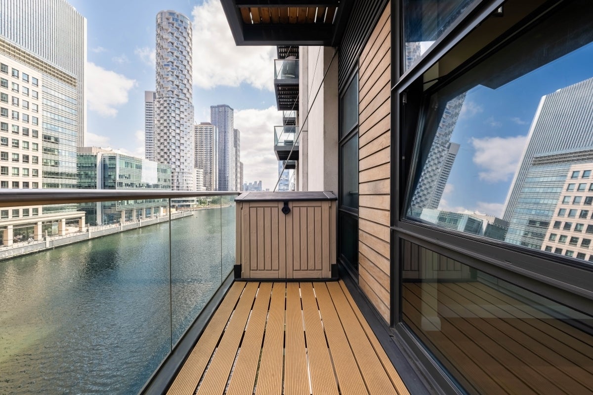 Flat South Quay Square in Greater London
