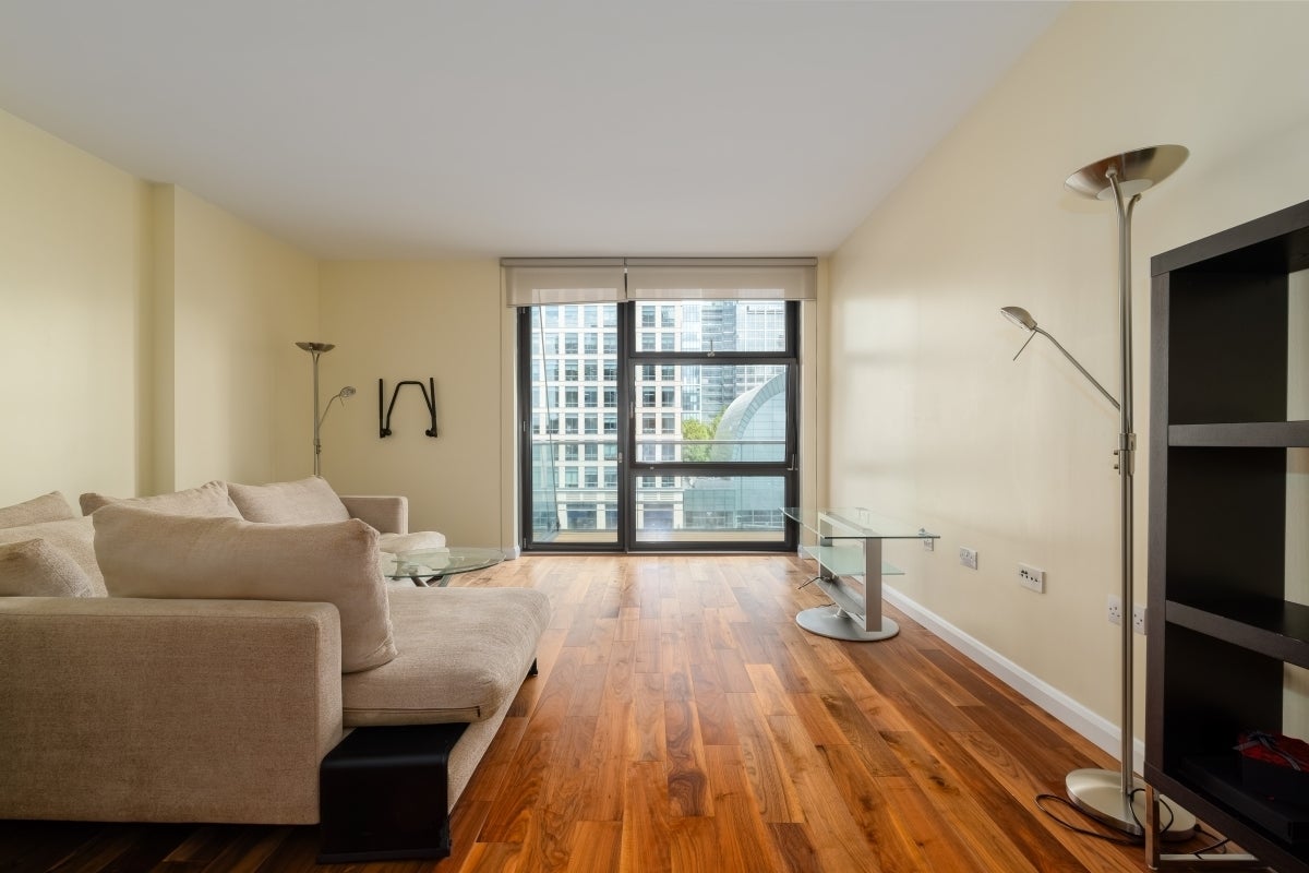 Flat South Quay Square in Greater London