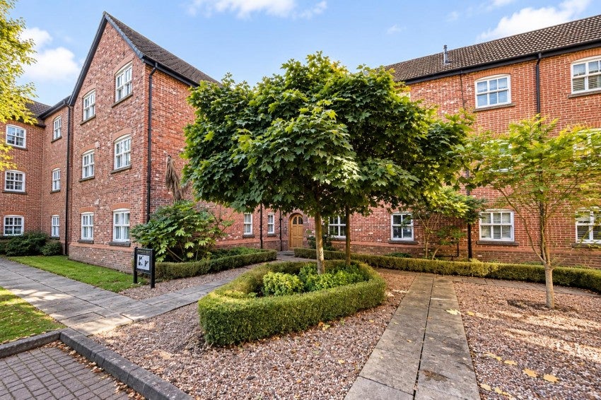 Flat Lacey Green in Wilmslow