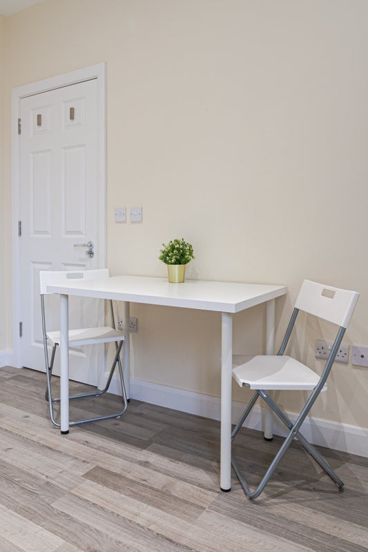 Flat Ormiston Grove in Greater London