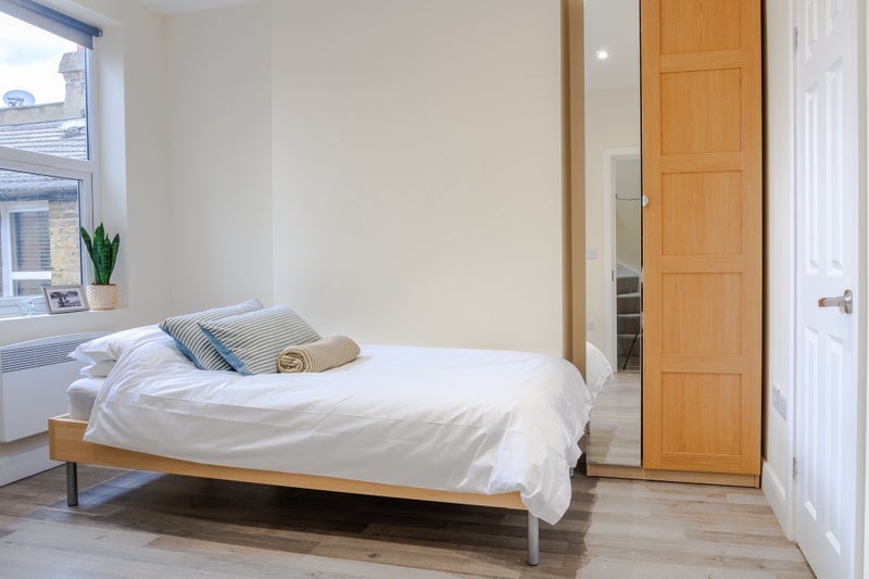 Flat Ormiston Grove in Greater London