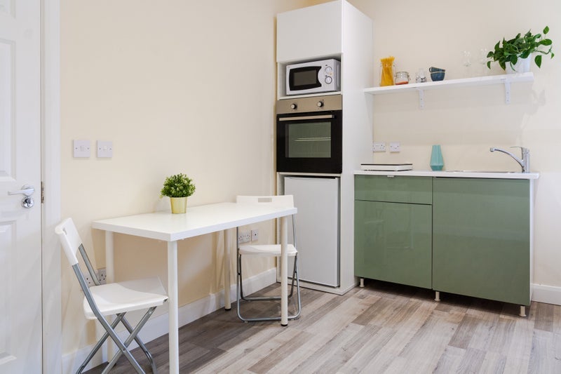 Flat Ormiston Grove in Greater London