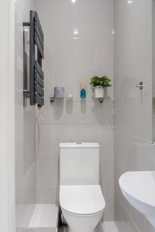 Flat Ormiston Grove in Greater London