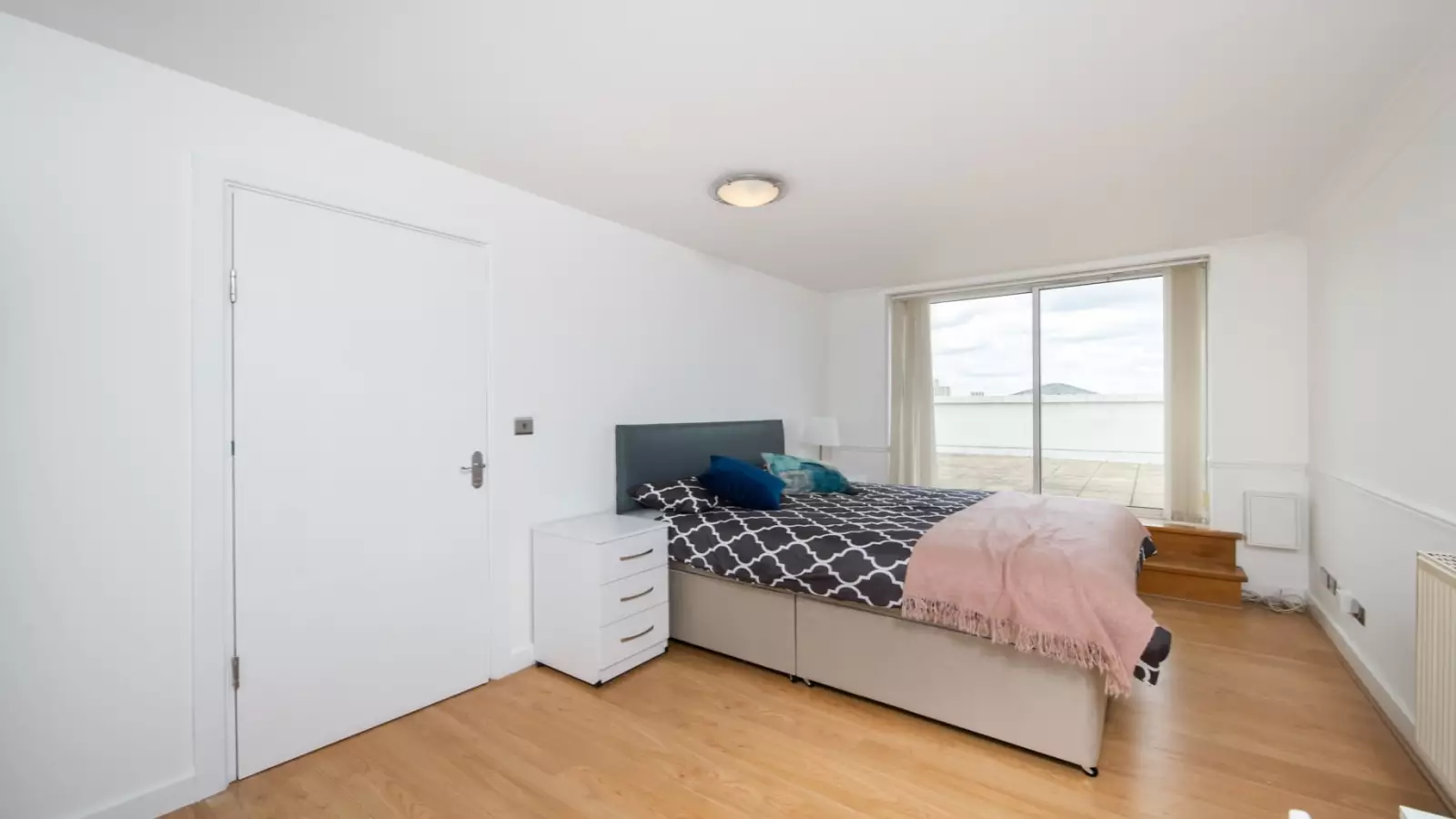 Flat Newport Avenue in Greater London