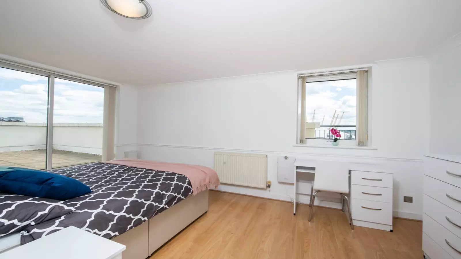 Flat Newport Avenue in Greater London