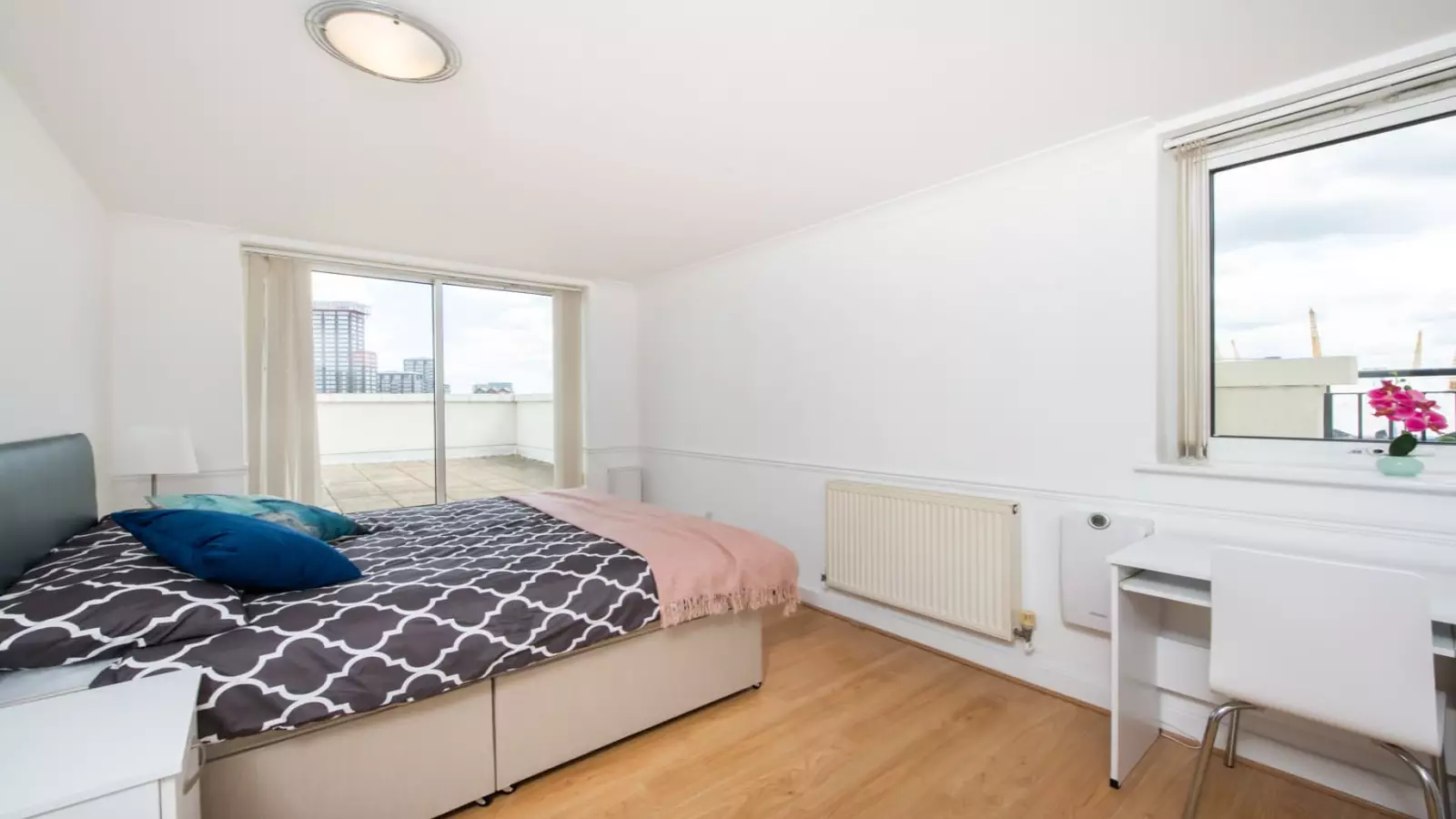 Flat Newport Avenue in Greater London