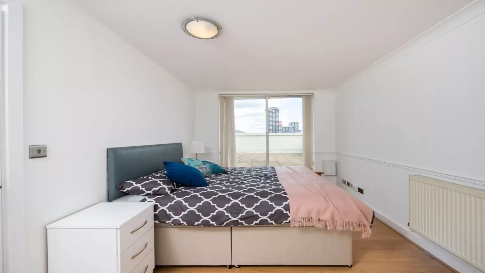 Flat Newport Avenue in Greater London