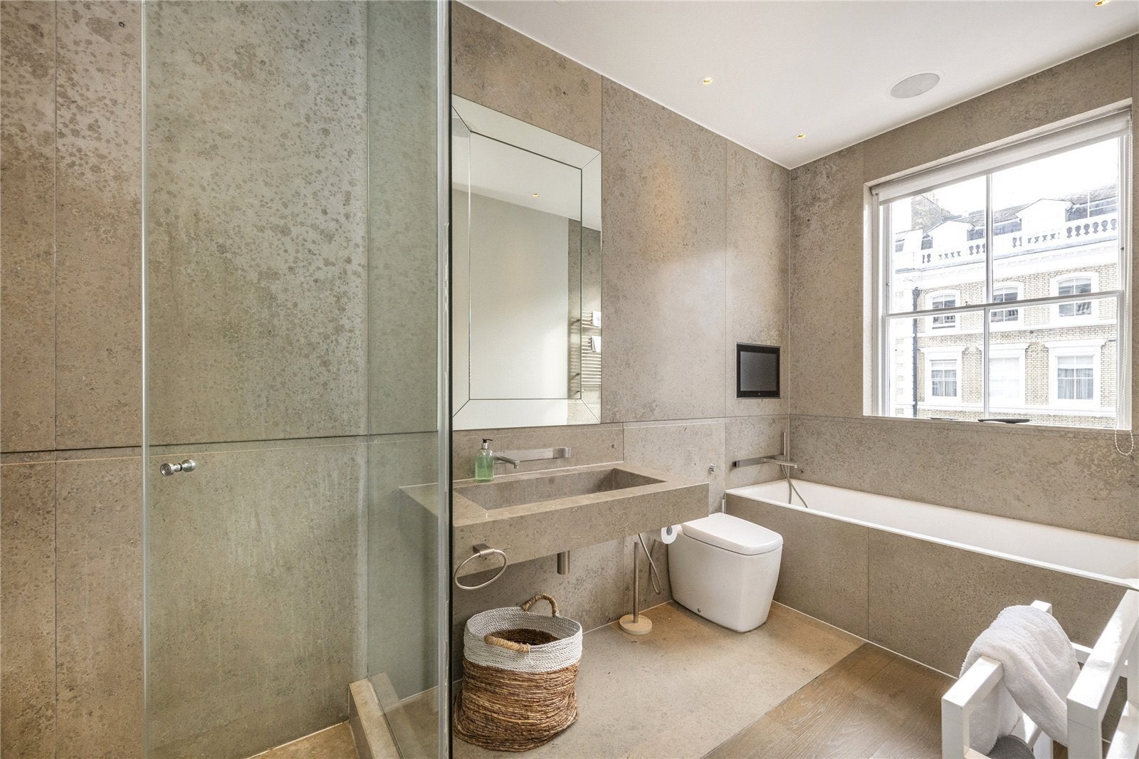 Flat Onslow Gardens in Greater London