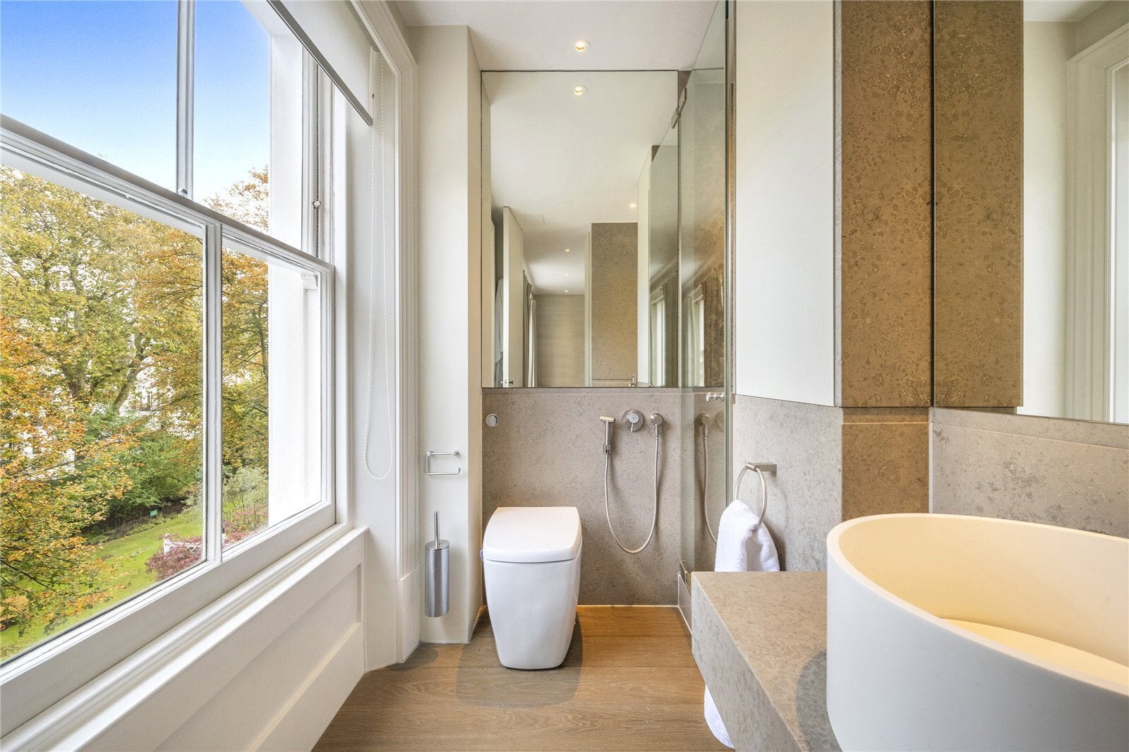 Flat Onslow Gardens in Greater London