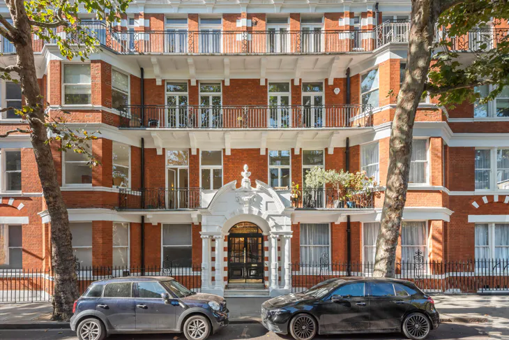 Flat Iverna Gardens in Greater London
