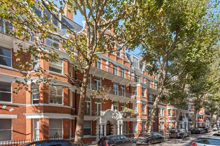 Flat Iverna Gardens in Greater London