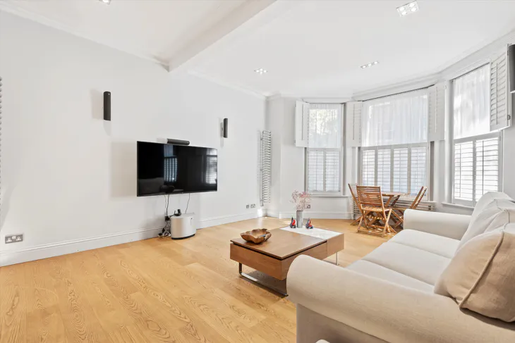 Flat Iverna Gardens in Greater London