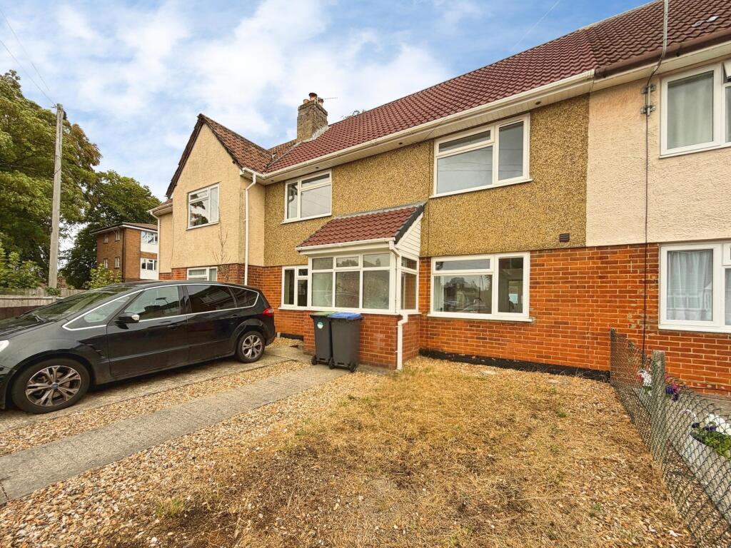 House Highbury Close in Salisbury