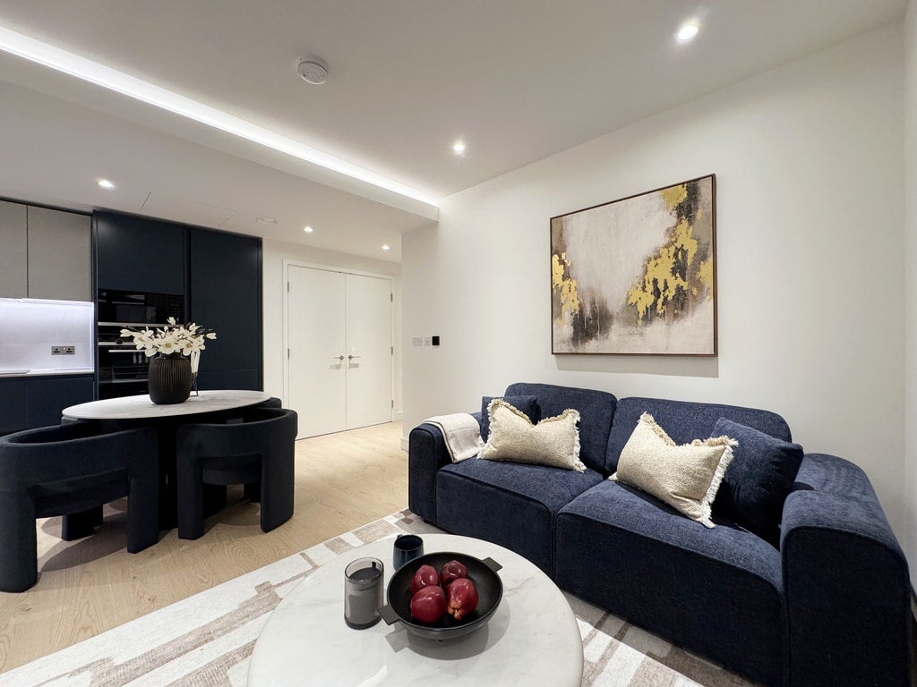 Flat South Quay Square in Greater London