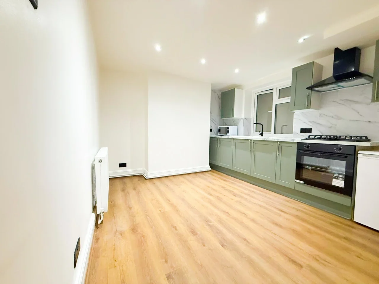 Flat Victoria Park Road in Greater London
