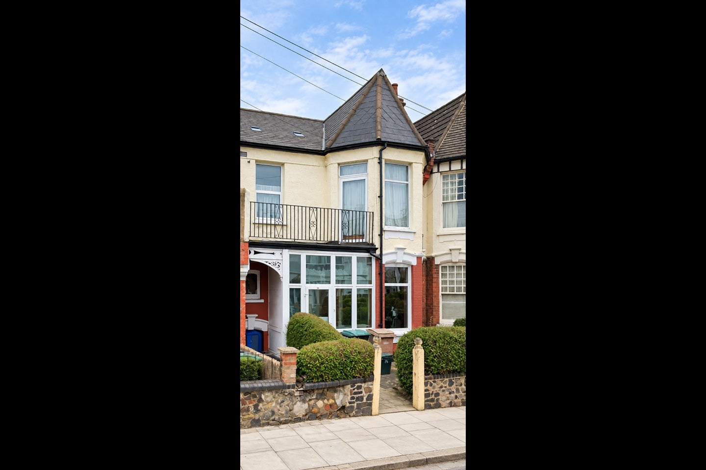 House Woodside Road in Greater London