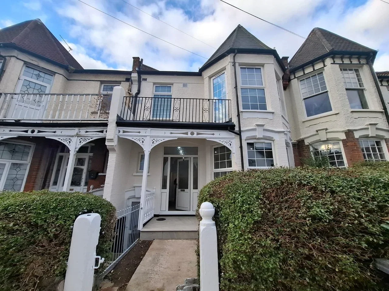 House Woodside Road in Greater London