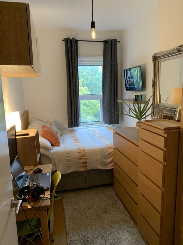 Room Effra Road in Greater London