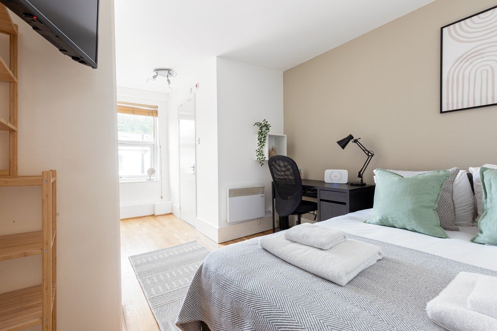 Room Leinster Gardens in City of Westminster