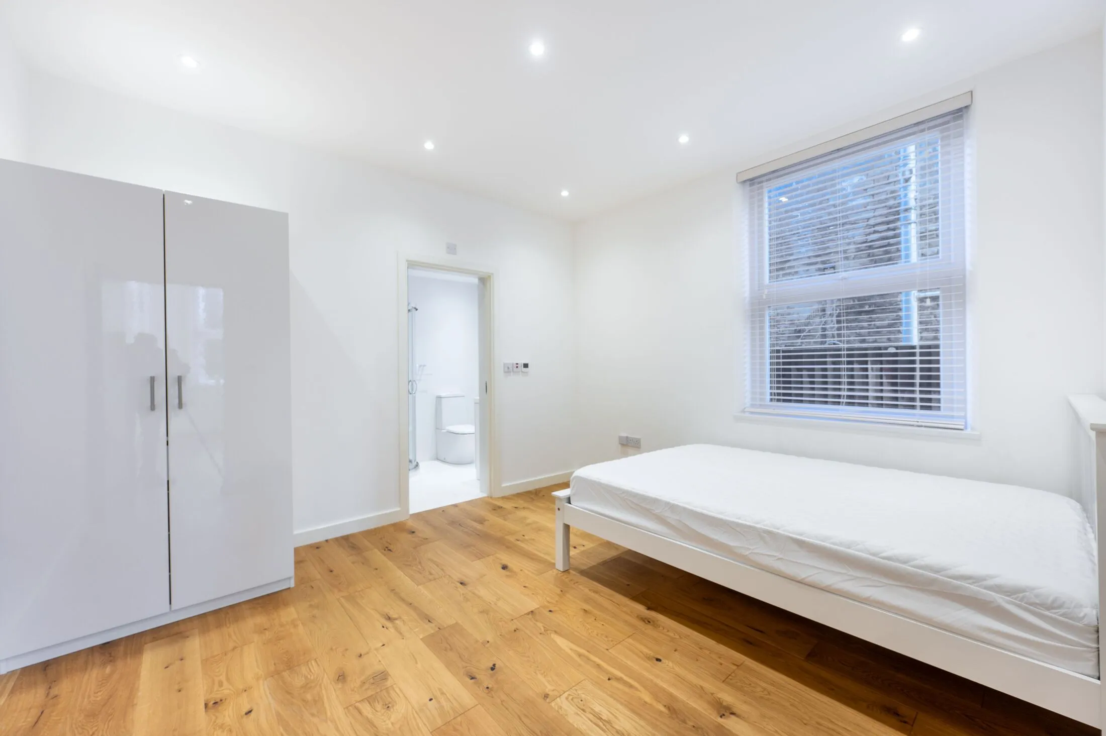 Flat Riffel Road in Greater London