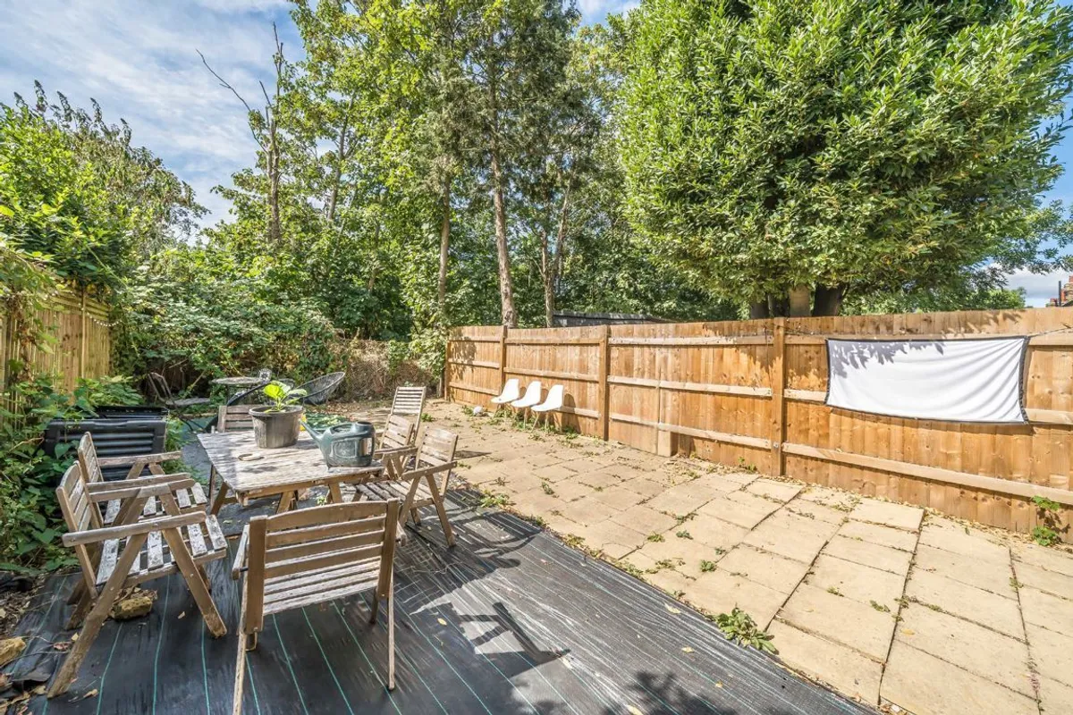 Flat Amesbury Avenue in Greater London