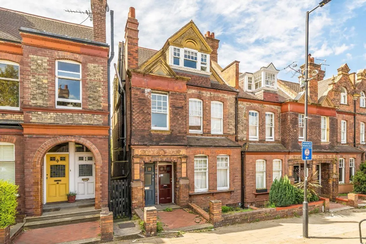 Flat Amesbury Avenue in Greater London
