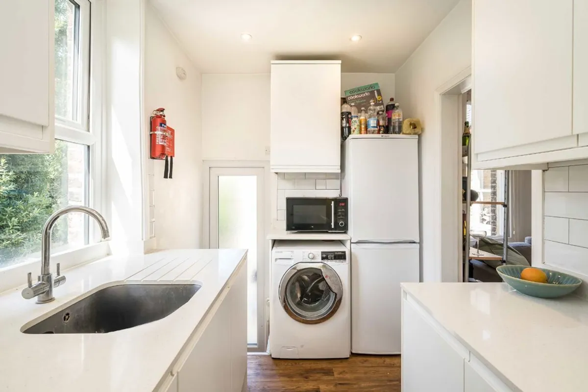 Flat Amesbury Avenue in Greater London