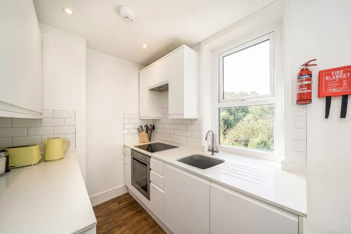 Flat Amesbury Avenue in Greater London
