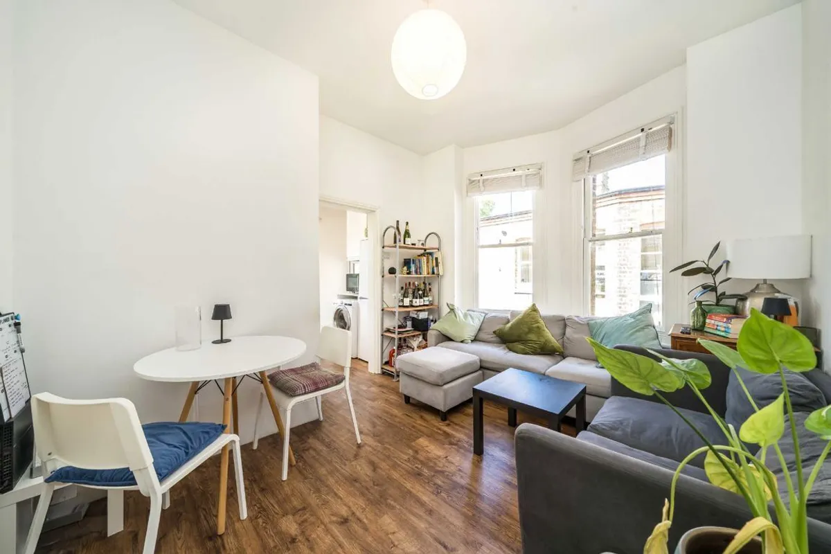 Flat Amesbury Avenue in Greater London