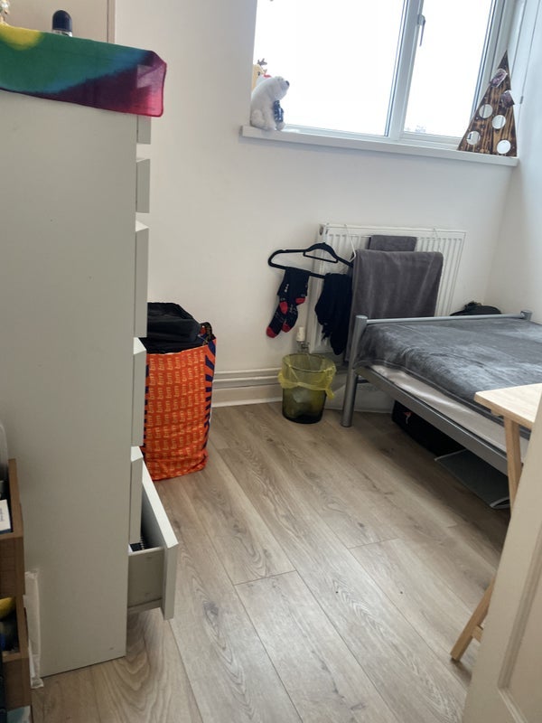 Room Sir Alexander Close in Greater London