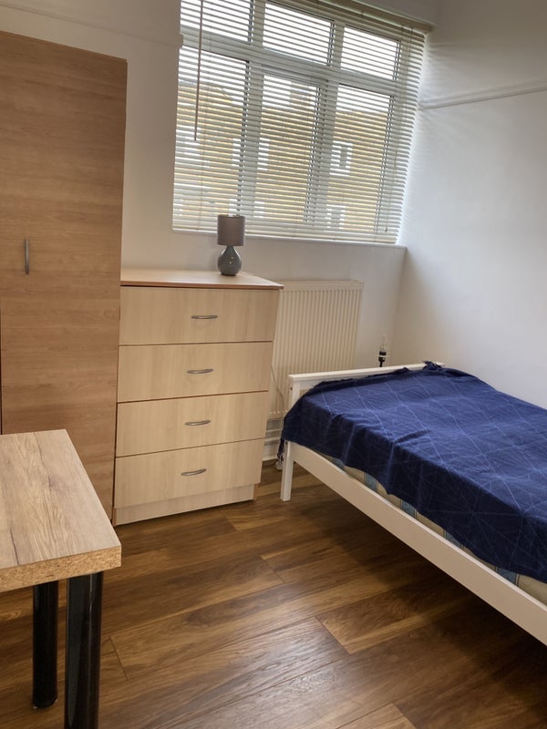 Room Sir Alexander Close in Greater London