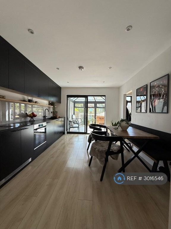 House Bassetts Way in Greater London