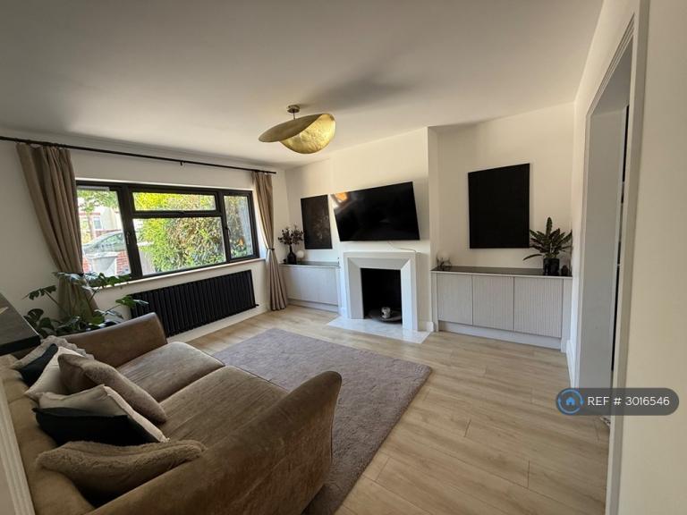 House Bassetts Way in Greater London