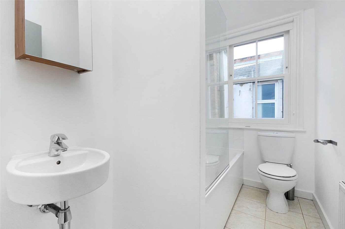 Flat Dunraven Road in Greater London