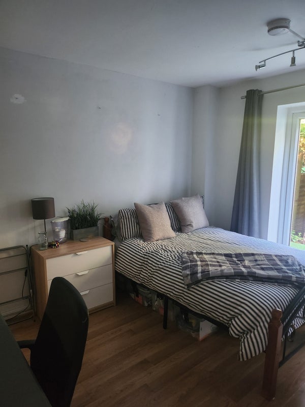 Room Lyme Farm Road in Greater London