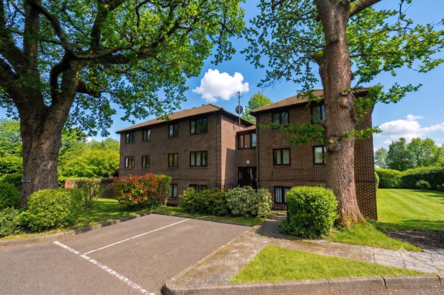 Flat Calluna Court in Woking