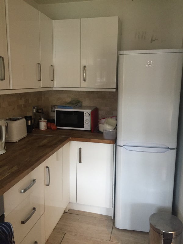 Flat Pert Close in Greater London