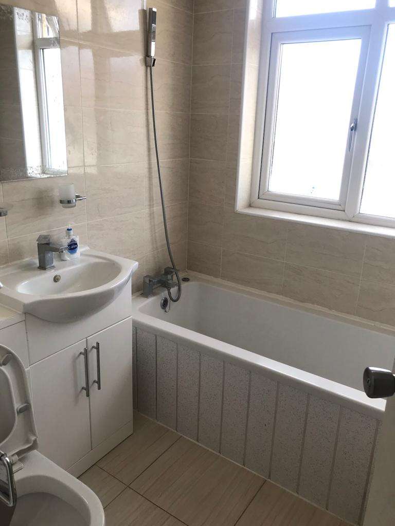 Room Stockingstone Road in Luton