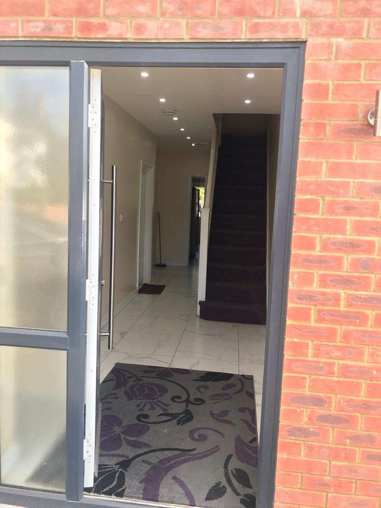 Room Stockingstone Road in Luton