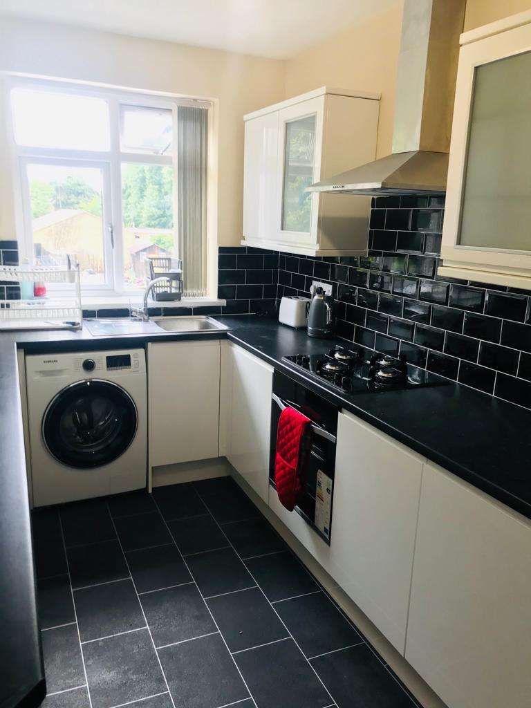Room Stockingstone Road in Luton