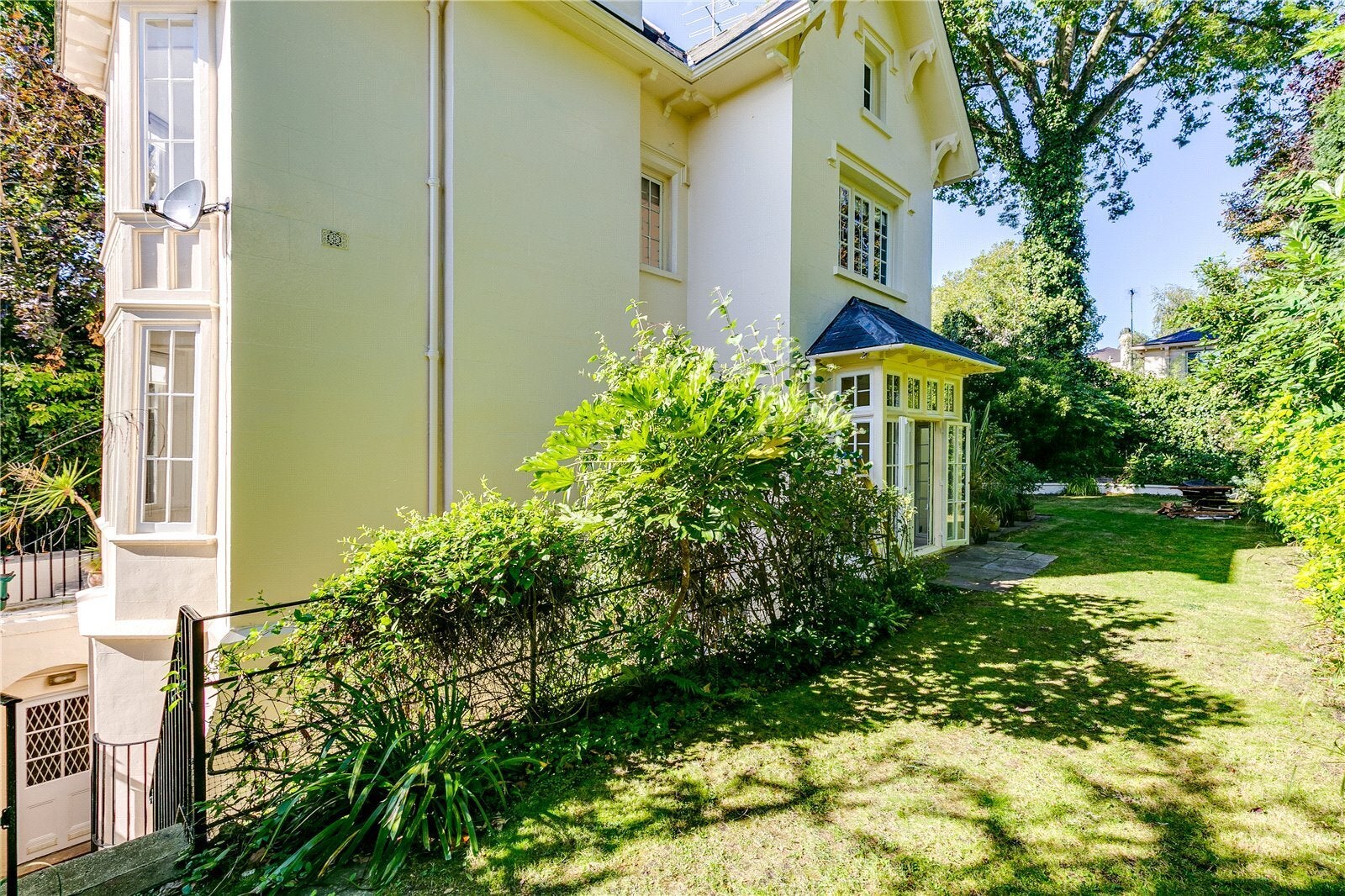 House Park Village West in Greater London