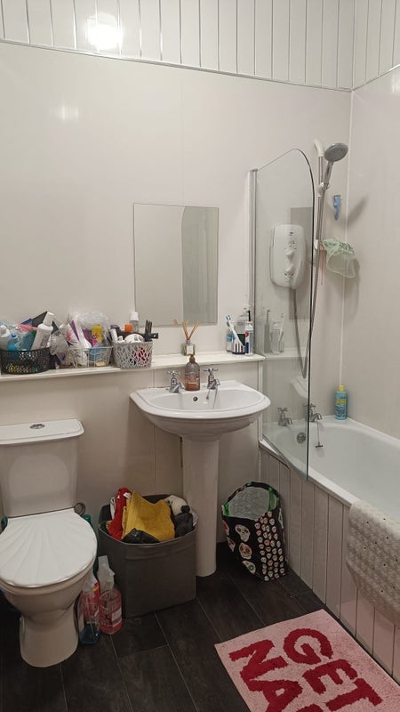 Room Dumbarton Road in Glasgow