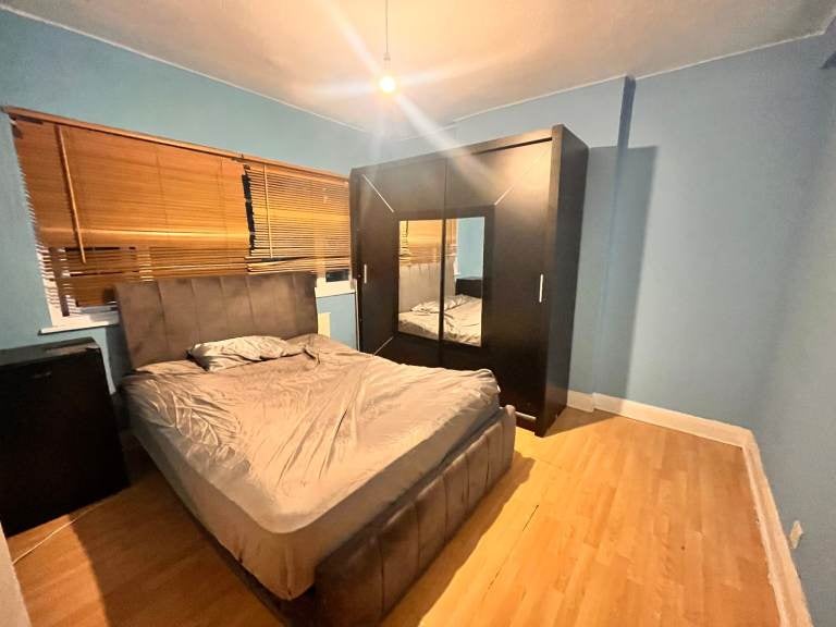 Flat Mundania Road in Greater London