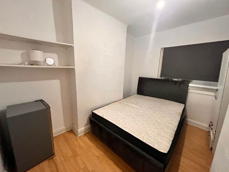 Flat Mundania Road in Greater London